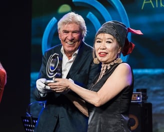 Aki Tekase receiving a prize from Manfred Schoof.