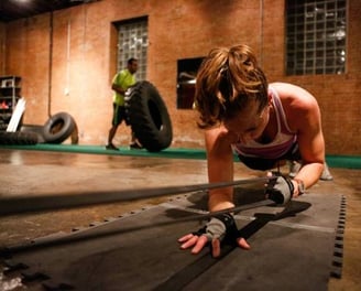 Séance de coaching sportif féminin dans une salle de fitness.