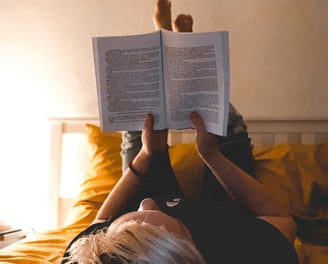 Newsletter féministe sur la maternité — une mère lit un mail qui lui dit enfin la vérité 