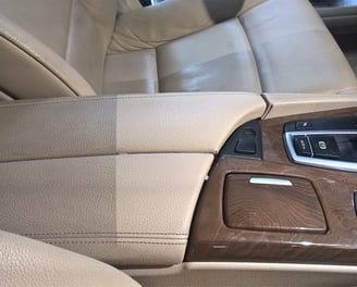 Intérieur en cuir luxueux d'une voiture, avec des sièges parfaitement nettoyés et restaurés, montran