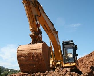 Une grande excavatrice utilisée sur un chantier