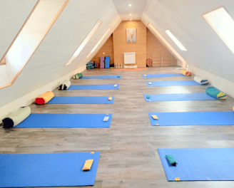 Salle de yoga équipée pour retraites bien-être - maison la flambee