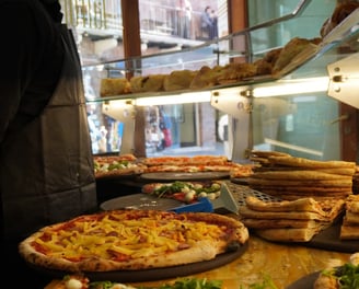 Pizza margherita con vista su pizza del capo della pizzeria la trofea a Siena