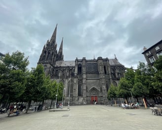 cathédrale de Clermont-Ferrand sur la place vue de côté