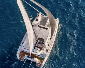 alquiler-barco-cadiz-catamaran-sache-navega-por-bahia-de-cadiz-a-vela