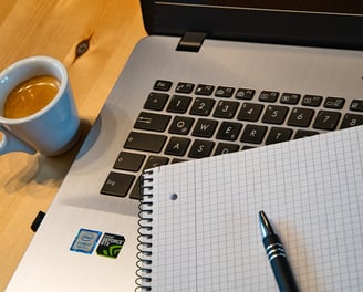 trabajando desde casa cómodamente