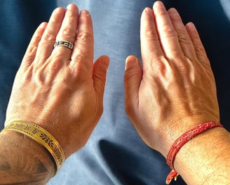 mis manos dando energía Reiki, amor, vida , sanación, curación elevamos la vibración de tus chakras