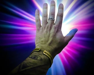 mi mano emitiendo luz reiki sanadora para todos aquellos seres que lo pidan