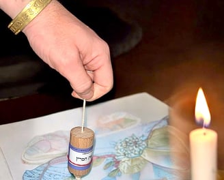 yo como terapeuta de Péndulo Hebreo dando terapia a distancia con una plantilla