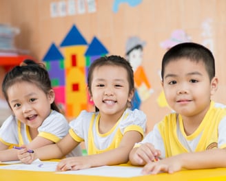 Ba trẻ trong lớp học nhóm phát triển ngôn ngữ và tư duy xã hội tại Trung tâm Hoa Nắng Hải Phòng