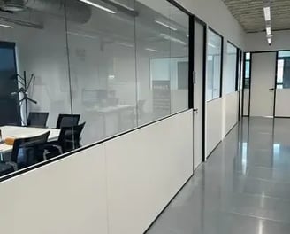 Divisoria para oficina sencilla mixta con melamina y cristal sin perfiles verticales, con puerta a juego