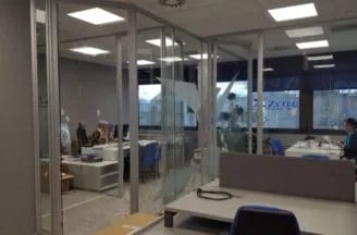Mamparas divisorias para oficinas en cristal laminar con puerta a juego