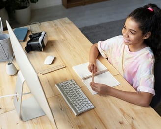 Child learning English Online