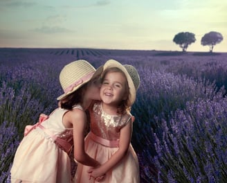 hermanas con muestras de cariño, besandose en los campos de lavanda 