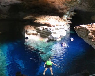 nager dans le poço azul