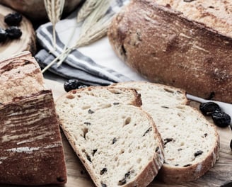 Hariye Artisan Bakery Cafe’nin vitrininden bir görünüm: Cevizli çavdar, tam buğday ve fındıklı meyve