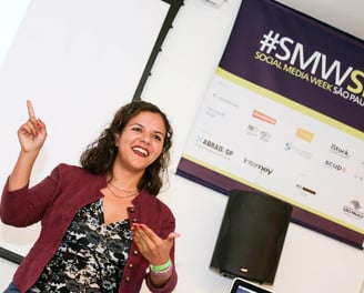 Raquel Camargo teaching social media in from a banner from Social Media week Sao paulo