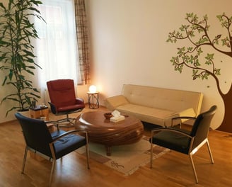 Foto der Praxis: ein Sofo, drei gemütliche Sessel und ein Holztisch