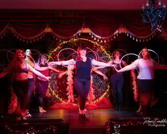 Cours workshop apprentissage, découverte, plume, scène, strass, danse, c