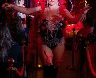 Cabaret, cols plumes, paillettes, talons strass, danseuse, showgirl, public, spectateur, burlesque