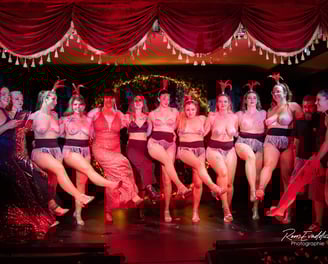 Cabaret, cols plumes, paillettes, talons strass, danseuse, showgirl, éventails, burlesque