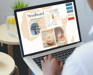 une personne consultant le moodboard de sa marque sur son ordinateur