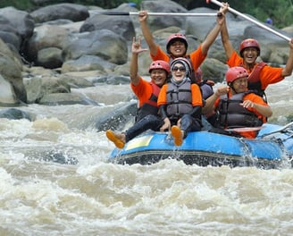 Instruktur profesional memandu peserta Paket Rafting Progo Atas dengan aman dan menyenangkan