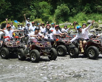 eserta mengendarai ATV melintasi jalur off-road berlumpur di sekitar kawasan Borobudur dengan latar alam pedesaan yang asri