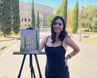 artista shirleu johnston mostrando su paisajismo del coliseo romano 