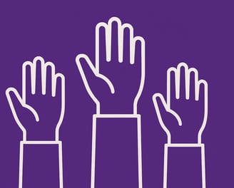 Imagem com mãos apontadas para cima com fundo roxo