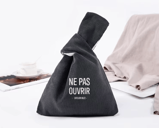 Collection de textiles personnalisés, incluant des t-shirts, casquettes et tote bags, reflétant l'id