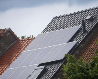 zonnepanelen installeren schuin dak