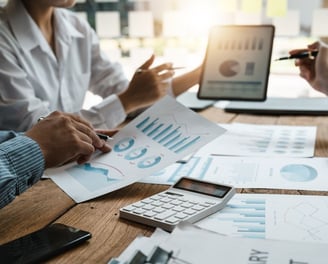 Equipe da Licita Digital especializada em assessoria para licitações públicas analisando edital