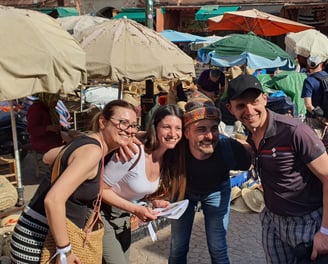 Participants résolvent une énigme dans un souk de Marrakech