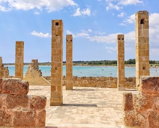 le colonne di vendicare e cielo azzurro