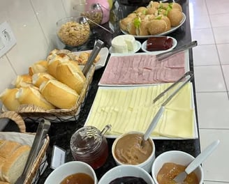 café da manhã para hospedes, bolos, frios, leite, yogurte
