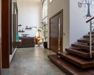 fotografía inmobiliaria quito ecuador tumbaco vista diagonal de entrada a una gran casa moderna