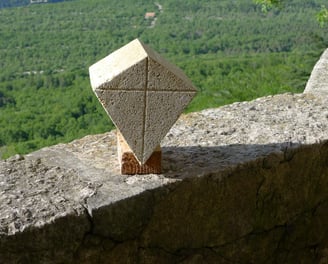 La pierre qu’ont rejetée les bâtisseurs est devenue la pierre d’angle,