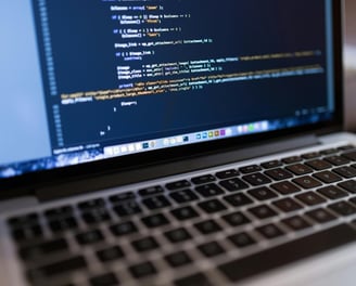 Laptop mit Codezeilen abgebildet, Bild von Negative Space von www.pexels.com