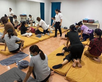 people learning thai massage