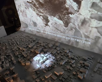 Interpretation of May 18 events using a model with spotlights and audio commentary