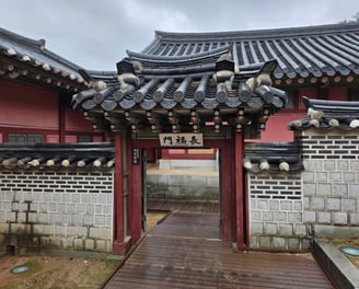 Hwaseong Haenggung gate, wall and buildings