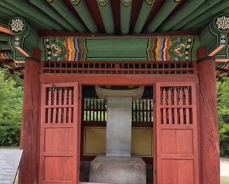 Stele building