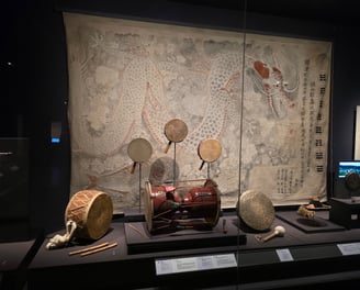 Display case with drum selection