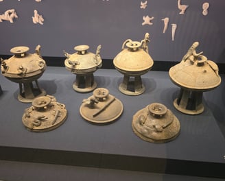 Figurine decorative lids