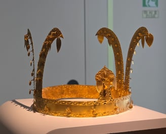 Gaya gold crown