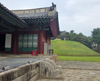 King Jungong tomb and tomb keeper's house