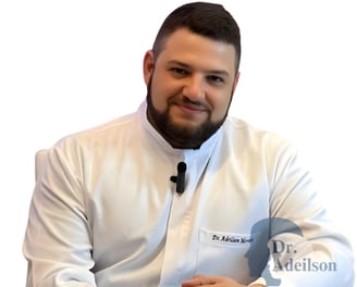 Dr. Adeilson sentado com  paciente