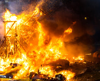 imagen de una falla ardiendo por las fallas valencia tras la dana