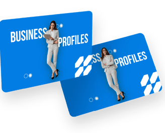 Bildsample für Business Profile mit einer Frau mit Tablet in blauen Hintergrund